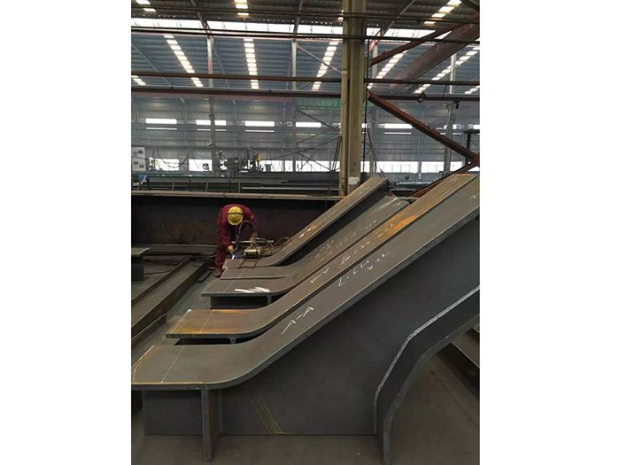 H型鋼梁、格構柱