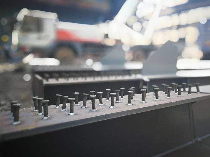 H型鋼梁、格構柱